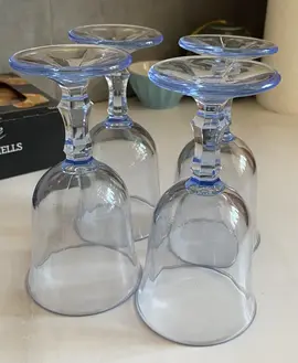 Lot de 4 verres à vin en bon état