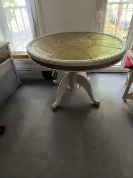 Table style oriental