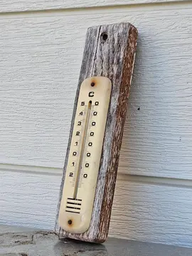 Thermomètre sur plaque de bois