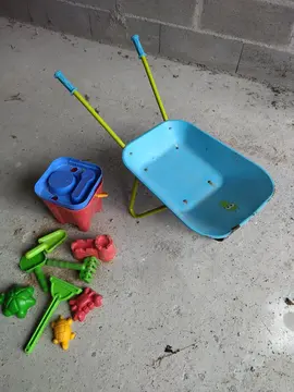petite brouette enfants et seau de plage