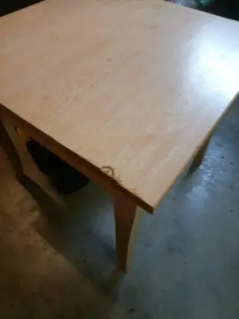 table à manger carrée en bois clair