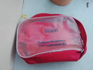 trousse de secours vide mais en excellent état