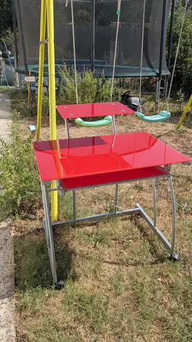 bureau en verre rouge