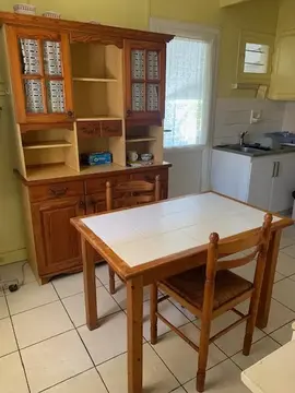 Buffet en pin + table et deux chaises + 2 placards