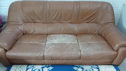 Canapé et deux fauteuils en cuir