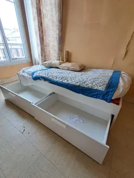 URGENT AVANT 29/07 lit Ikea blanc avec tiroir intégré 90x200