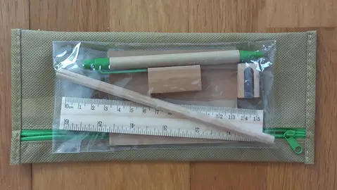 Petite trousse garnie : règle 15cm (6 pouces), stylo, crayon, taille-crayon, gomme
