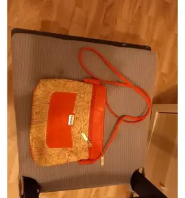 sac à main rouge et liège