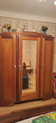 donnons tour de lit 140 et table de nuit assortis à l’armoire 206x 160cm