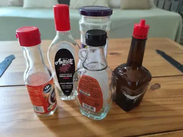 Petites bouteilles vides avec bouchons