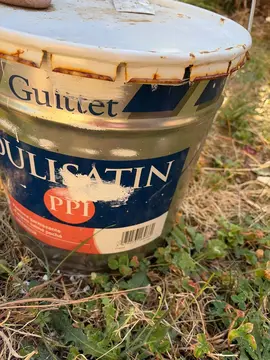 gros pot de peinture blanche