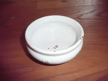 Petit contenant de cuisine avec émaille autour