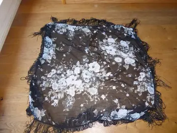 Foulard noir avec fleurs blanches