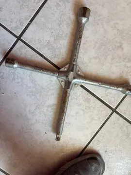 clé en croix pour démontage de pneus