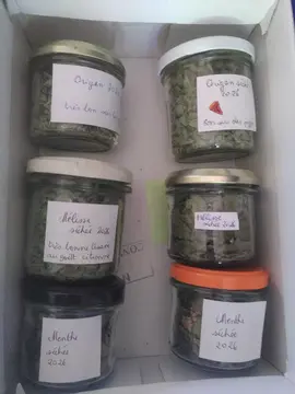 menthe, mélisse ou origan séché