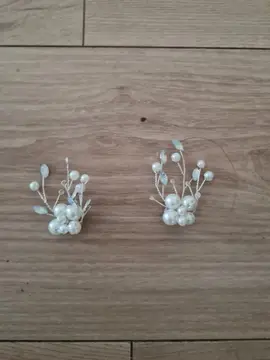 paire de barrettes à cheveux ornées de perles et de petites feuilles argentées, parfaites pour subli