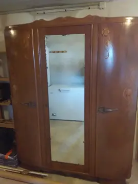 armoire vintage