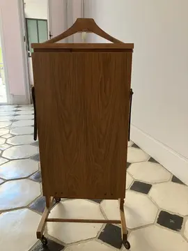 Quatre. Chaises, un frigo, deux petits fauteuils, un valet de nuit