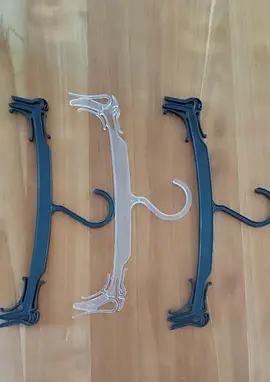 3 petits cintres à lingerie