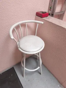 donne chaise de bar