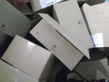 une dizaine de cartons