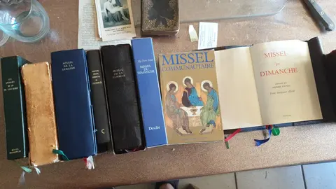missels et livre de prière catholique