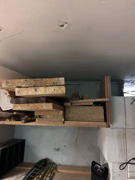 Lot d’étagères et de planches de bois
