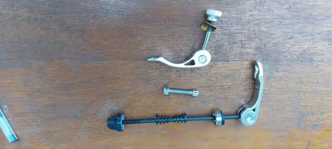 Tiges de selle et roues pour vélo
