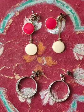 Deux paires de boucles d'oreilles