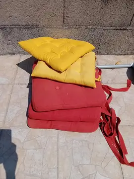 Don de 5 gallettes de chaises 3 rouges deux jaunes