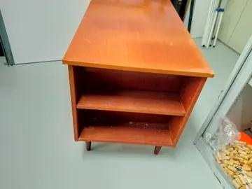 Bureau avec tiroirs + étagères sur le coté