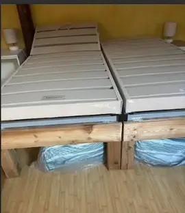 Donne cadre de lit en bois avec sommier