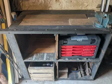 meuble métal bois, sert de rangement dans un garage, on le voit couché sur la photo. t