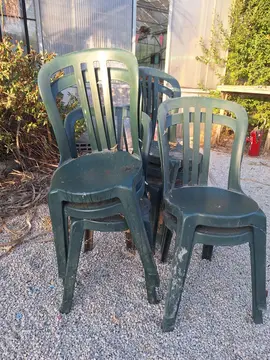 8 chaises en plastique