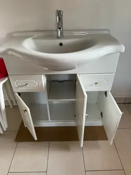 lavabo avec meuble de salle de bain
