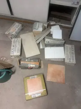 Lot de carrelage différentes tailles et différentes couleur (lot donc tout prendre)