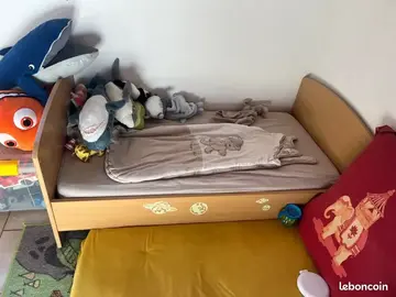 Lit bébé évolutif en bois avec matelas - Très bon état