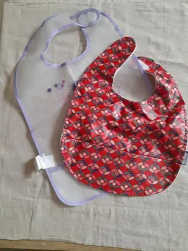 deux bavoirs plastifiés