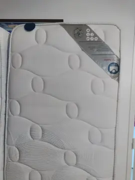 Matelas X 2 , dimension: 70X190, marque Bultex, 1 tache pouvant se nettoyer.