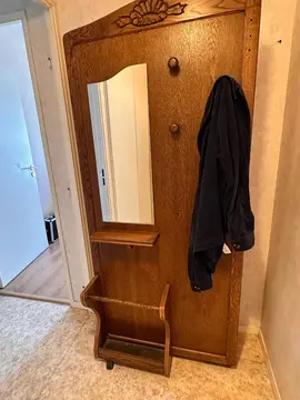Donne vestiaire d’entrée en chêne massif avec meuble porte-parapluies