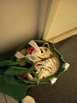 lot de chaussures en tout genre