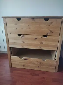 commode en bois avec un tiroir à réparer