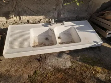 evier blanc en ceramique