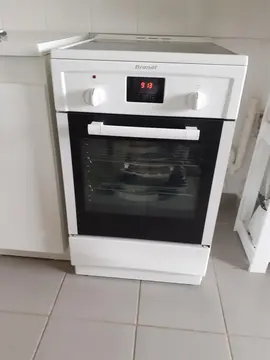 cuisinière électrique comprenant trois plaques de cuisson induction et four électrique.