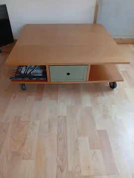Table basse sur roulettes