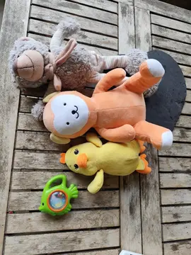 lot 3 peluches et un petit hochet poisson