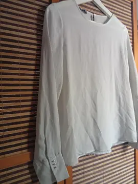 haut mango avec bouton manchette couleur or
