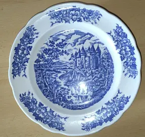 12 assiettes en porcelaine