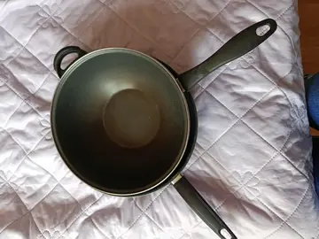 un faitout et un wok