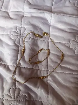 un collier et un bracelet